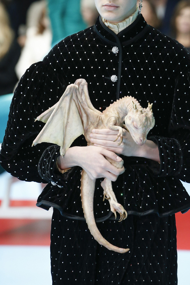 Show mới của Gucci dị quên lối về: Người mẫu ôm... thủ cấp để catwalk, kẻ lại vác nguyên con rồng